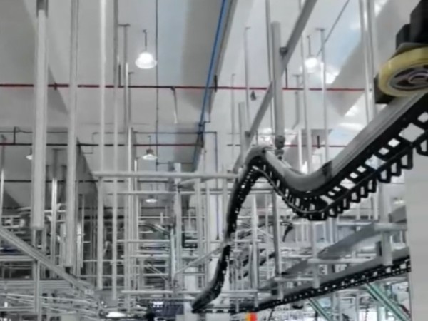 以前對比現(xiàn)在，服裝單軌框架吊掛系統(tǒng)的出現(xiàn)